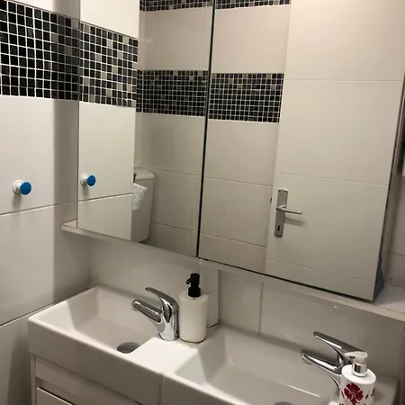 Charmante 2-zimmer 1 Wohnzimmer Im Zentrum Von Innsbruck, Wifi Apartman *